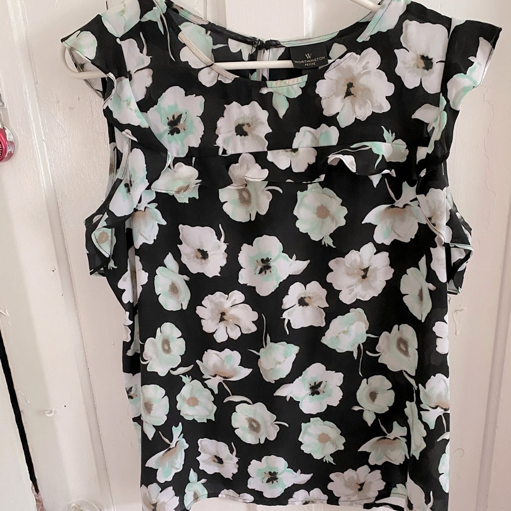Petite Large floral blouse. Worthington.